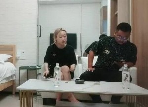 探花小米08-04黄发外围女
