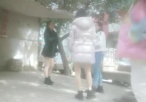 户外真实直播城中村拍站街女