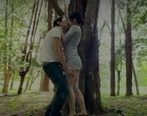 躲在国家公园的树后面做爱