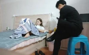 小伙子下班到女工友宿舍软磨硬泡终于操到手