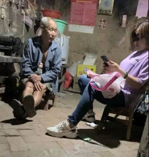 骚逼少妇农村勾搭一个人在家的老大爷给大爷口交大鸡巴还挺硬