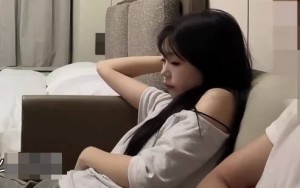 约06年身材高挑妹子下面光滑无毛-7BOSS