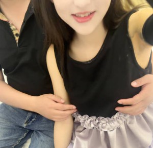 3P玩弄表妹超高颜值的极品嫩妹被操得嘤嘤叫