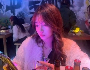 去KTV把姐姐给灌醉顺其自然就强奸