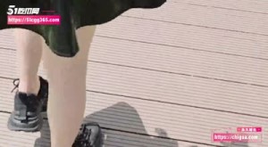 帮妹妹户外拍私密写真黑丝小皮裙下骚穴若隐若现-狂情哥哥